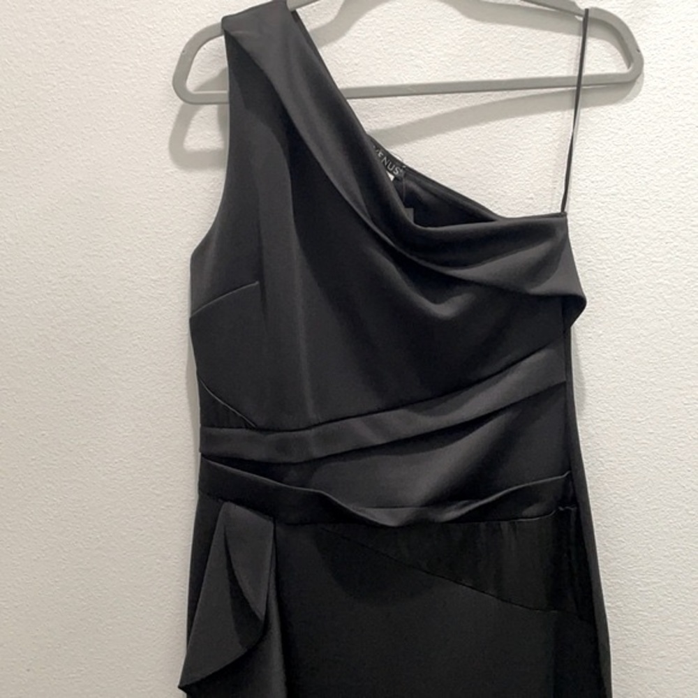 NWT Venus black formal dress. Size M.